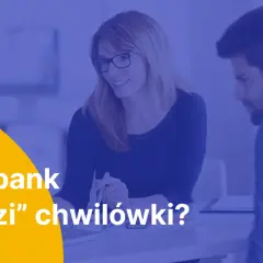 Kobieta i mężczyzna rozmawiają przy biurku, na żółtym tle tekst "Czy bank "widzi" chwilówki?".
