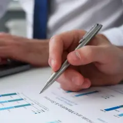 Bank który pomaga zadłużonym: jak znaleźć wsparcie finansowe i uniknąć długów