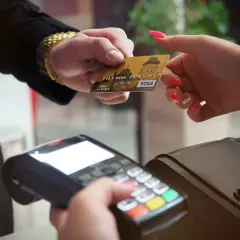 Jak działa debet w ING? Warunki, opłaty i konsekwencje korzystania z konta debetowego