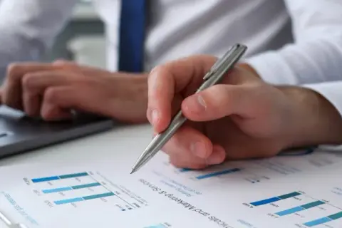 Bank który pomaga zadłużonym: jak znaleźć wsparcie finansowe i uniknąć długów