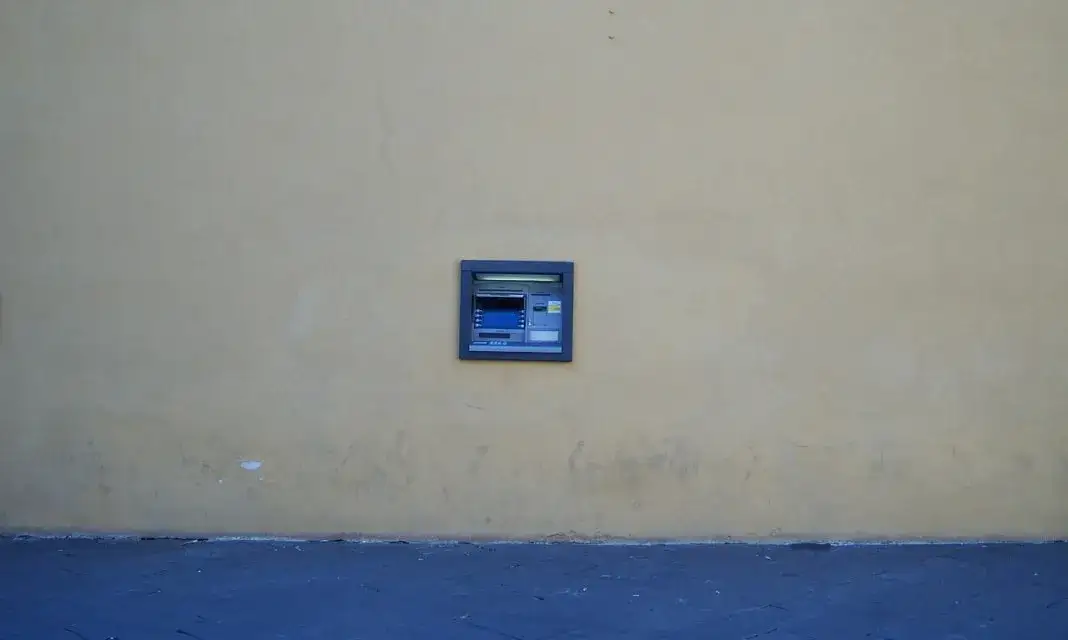 Zdjęcie Jak wziąć debet w bankomacie – uniknij błędów i opłat krok po kroku